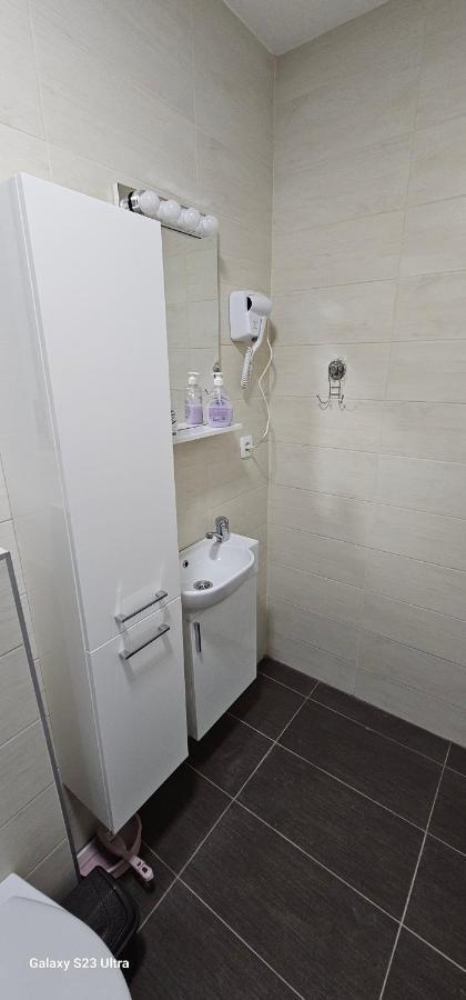 Ekonomic Apartmani Golubovci Esterno foto