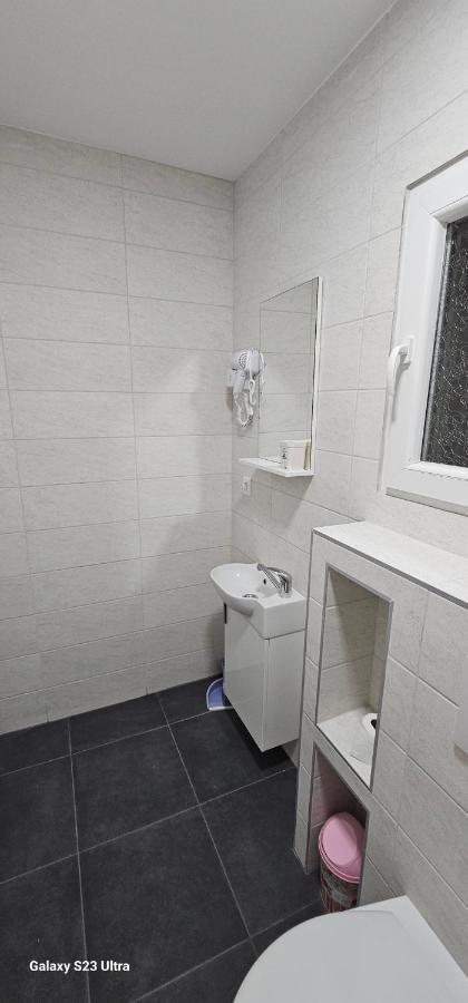 Ekonomic Apartmani Golubovci Esterno foto